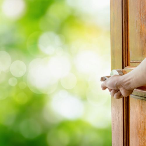 Cómo saber si alguien abre la puerta de tu casa: métodos y cámaras ocultas