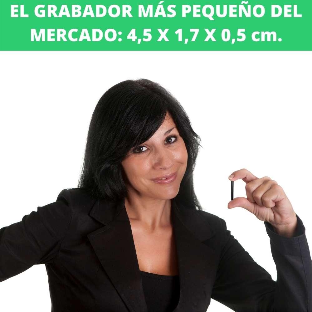 Chica sosteniendo el Grabador mas Pequeno