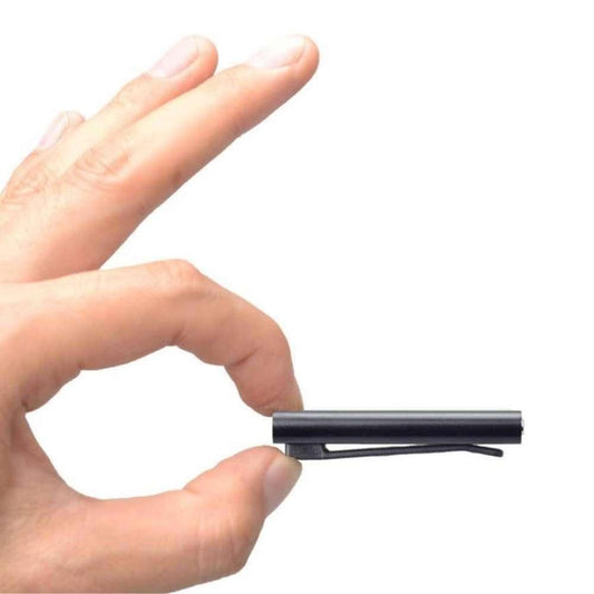 Mini Grabadora de Voz 24h. Dictafono 8GB con Clip sosteniendola con la mano